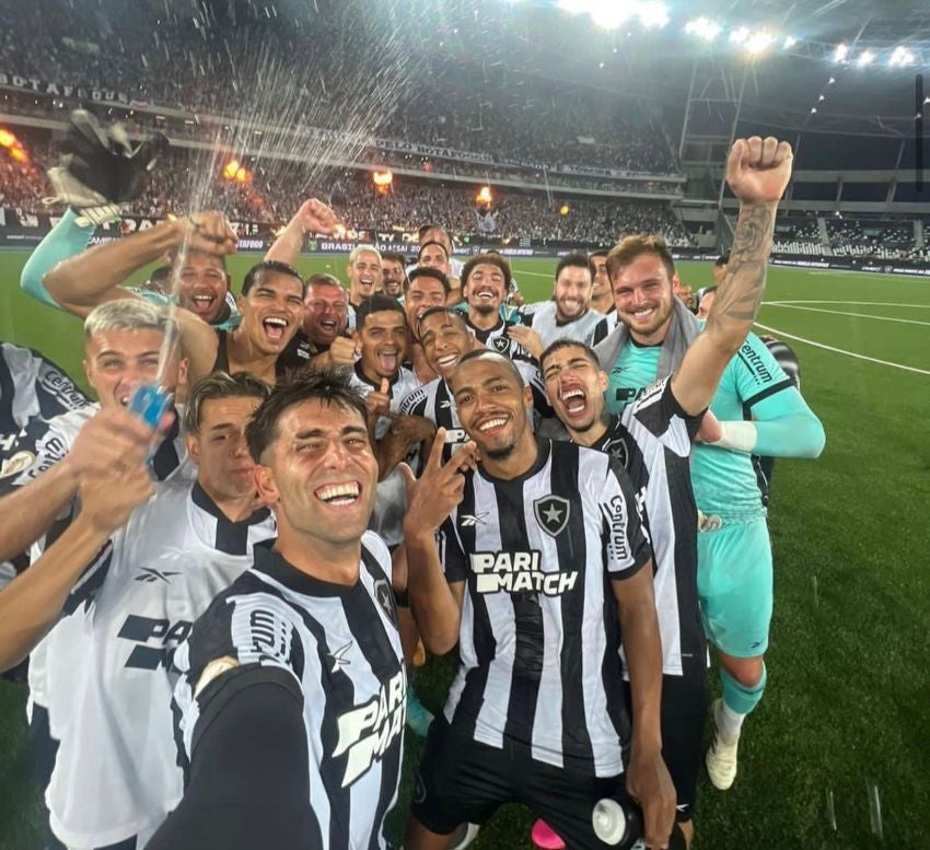 Equipo de Botafogo en festejo de su victoria 