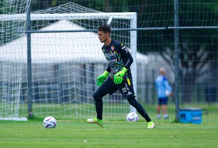 Portero de Necaxa disputando el amistoso 