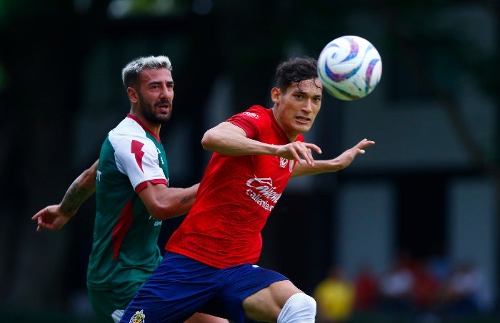 Chivas y Necaxa disputando el balón