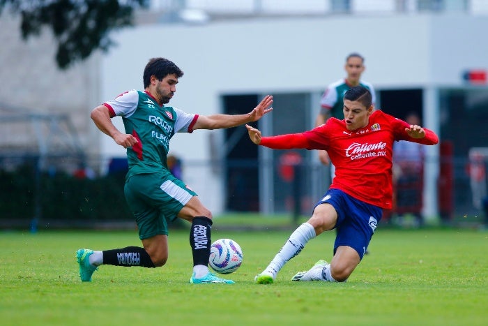 Chivas y Necaxa jugando un amistoso 