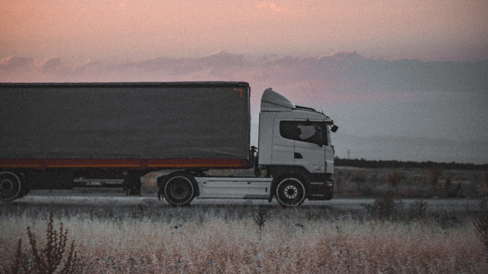 Tráiler arrolló a asaltante en la carretera 