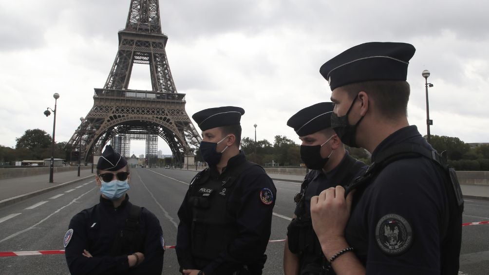 Miembros de la policía durante la revisión