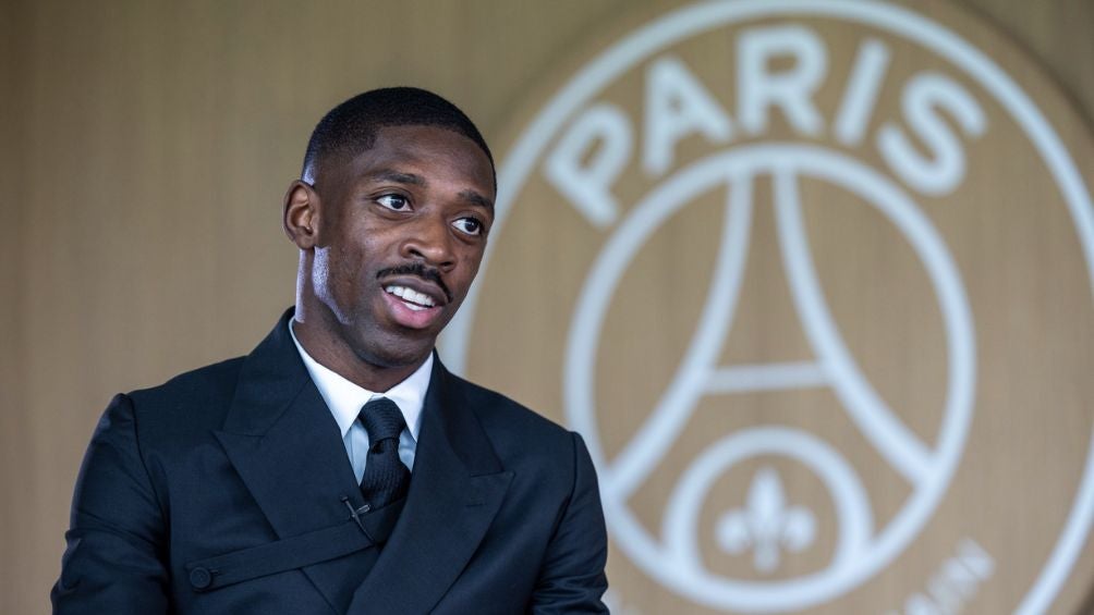 Dembélé ya posa junto al escudo del Paris Saint-Germain