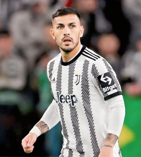 Paredes durante un partido con la Juventus