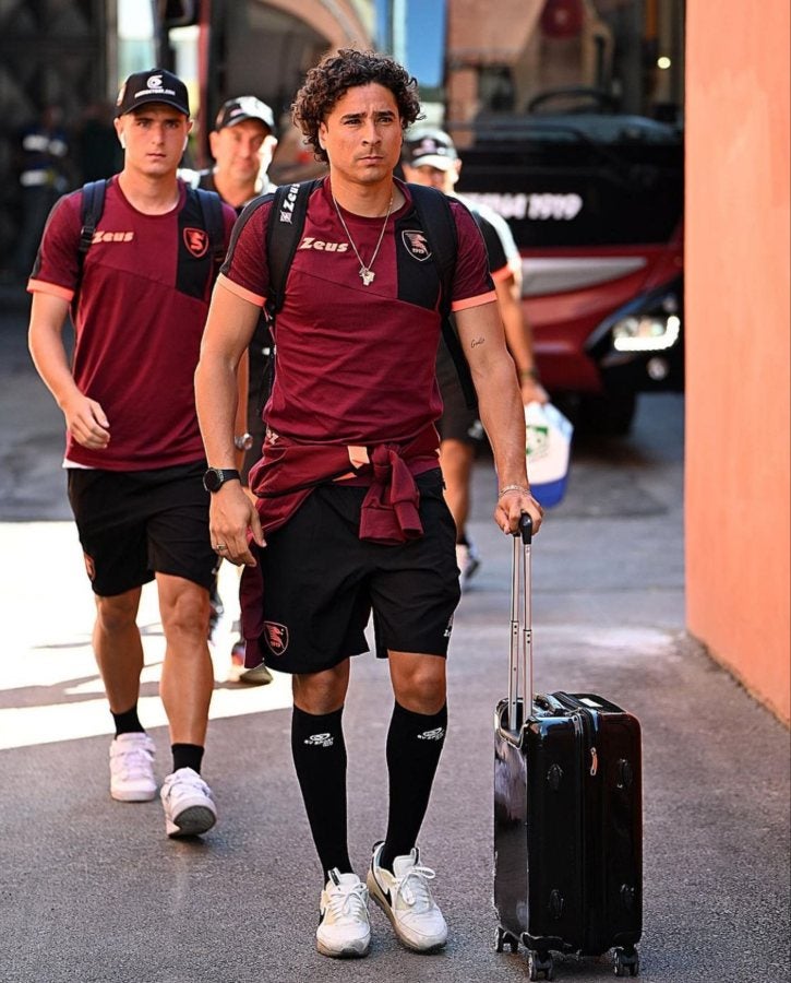 Memo Ochoa en su llegada al estadio