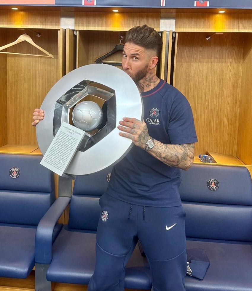 Sergio Ramos celebrando un título con el PSG