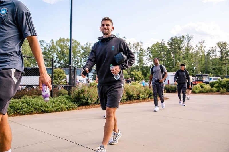 Chris llegando al juego con el Charlotte FC