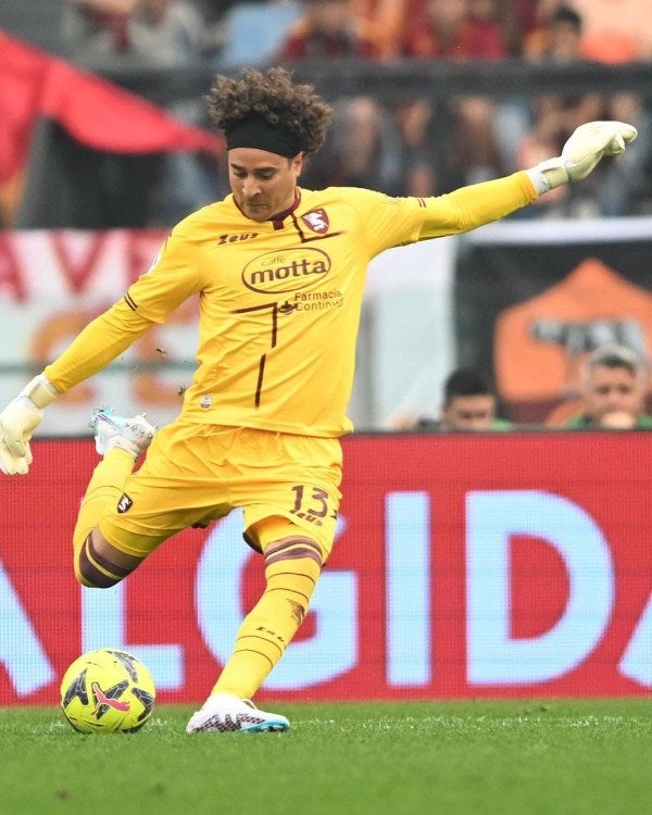 Ochoa con la playera del Salernitana