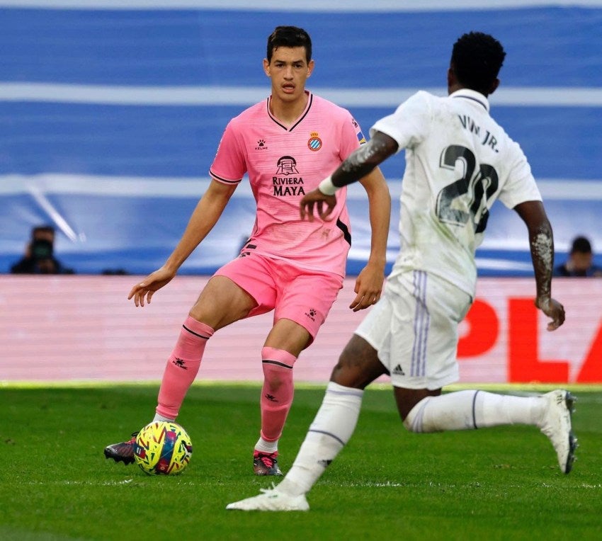 César jugando contra el Real Madrid