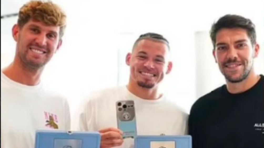 Los jugadores del Man City con su Iphone 14