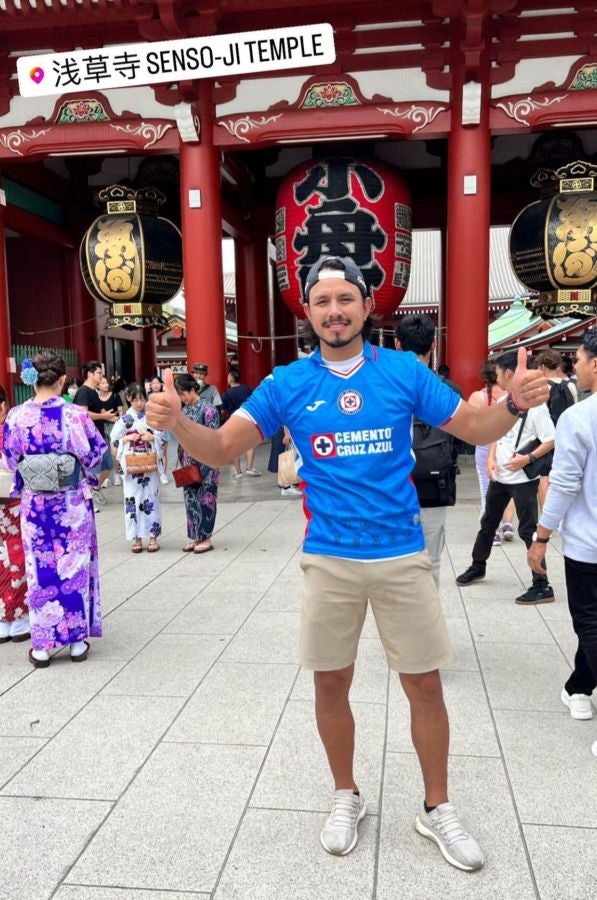 Jerry Flores en Japón con el jersey de Cruz Azul