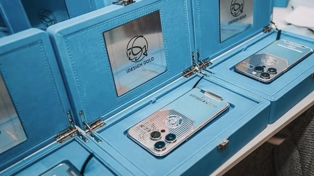 Estos son los Iphones personalizados que regaló De Bruyne