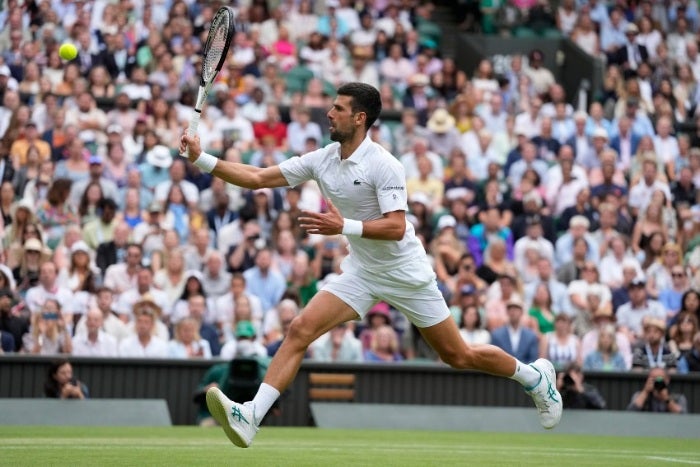 Novak Djokovic en un partido de Wimbledon