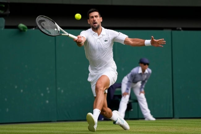 Novak Djokovic en un partido de Wimbledon