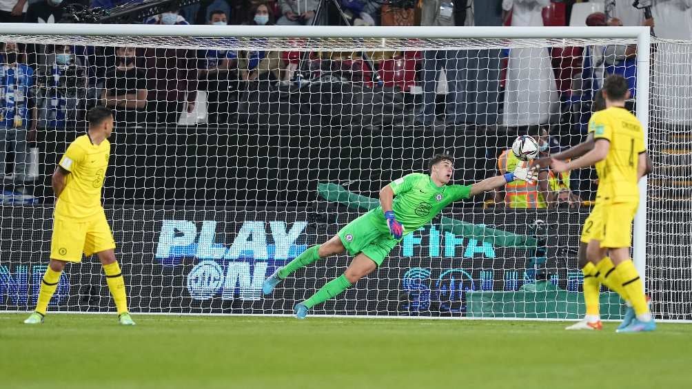 Kepa hace una atajada con el Chelsea