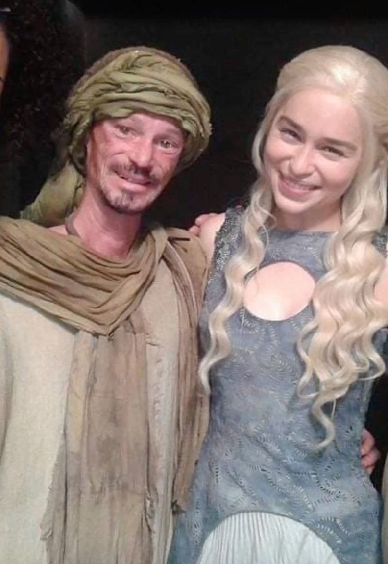 Darren Kent junto a Emilia Clarke en el set de GOT.