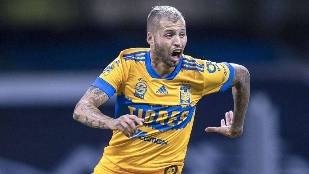 El delantero celebrando un gol con Tigres