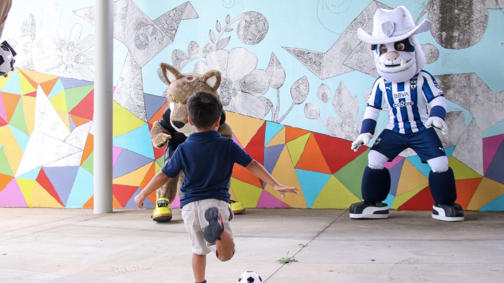 Las mascotas jugando con los niños