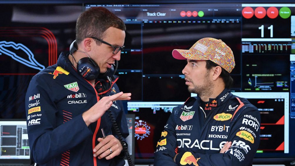 El mexicano junto a su ingeniero en Red Bull