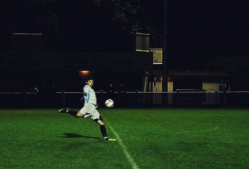 Portero despejando un balón