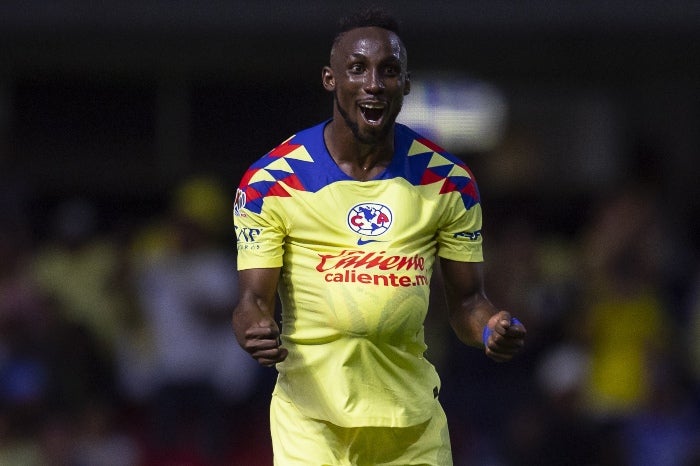 Quiñones celebra un gol con América