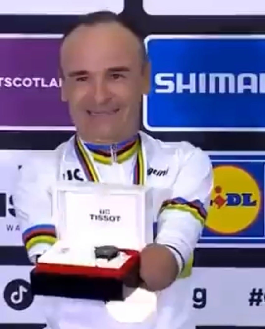 El momento donde Ricardo recibe su premio