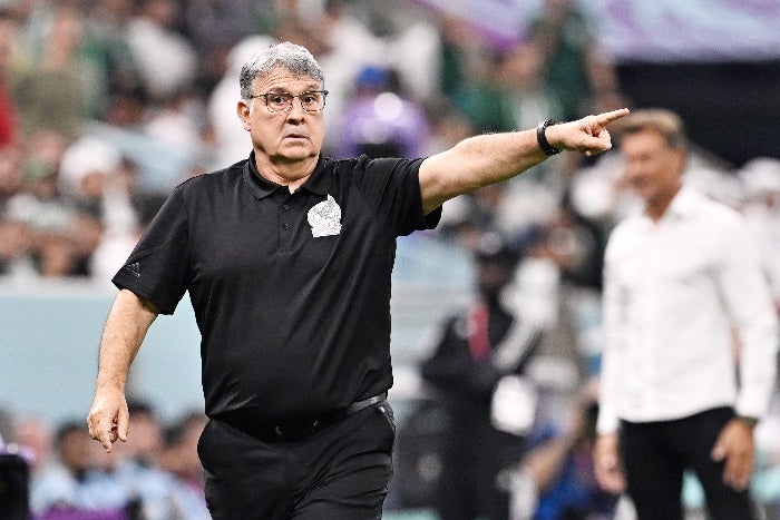 Gerardo Martino da indicaciones en un partido de México