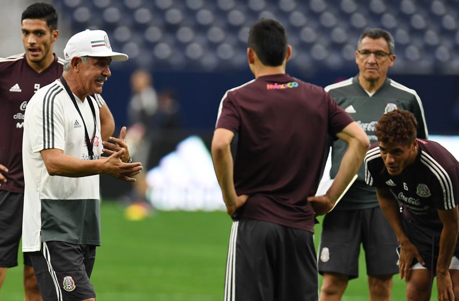 Ferretti charlando con seleccionados en su etapa como técnico del Tri