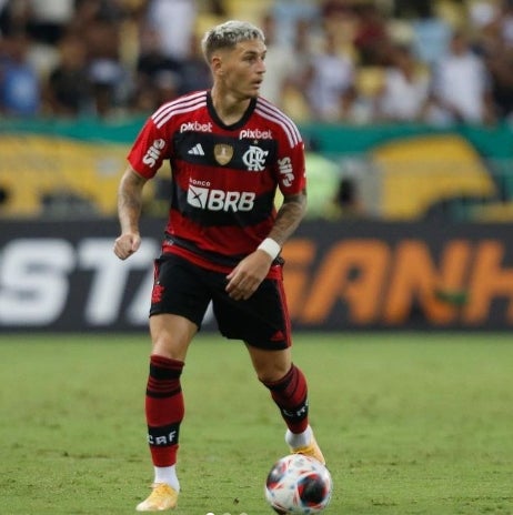 Guillermo Varela en un juego de Flamengo