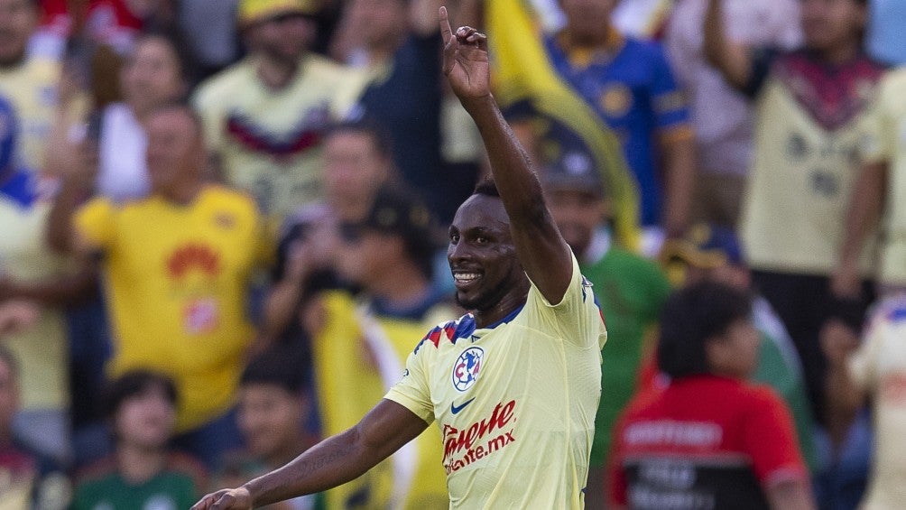 Julián Quiñones en partido con América