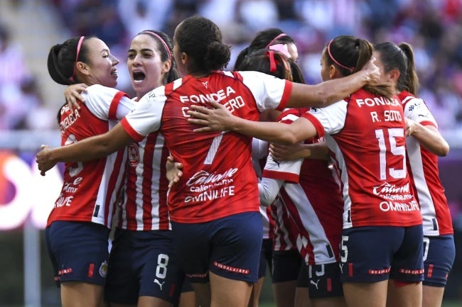 Chivas Femenil celebra un gol