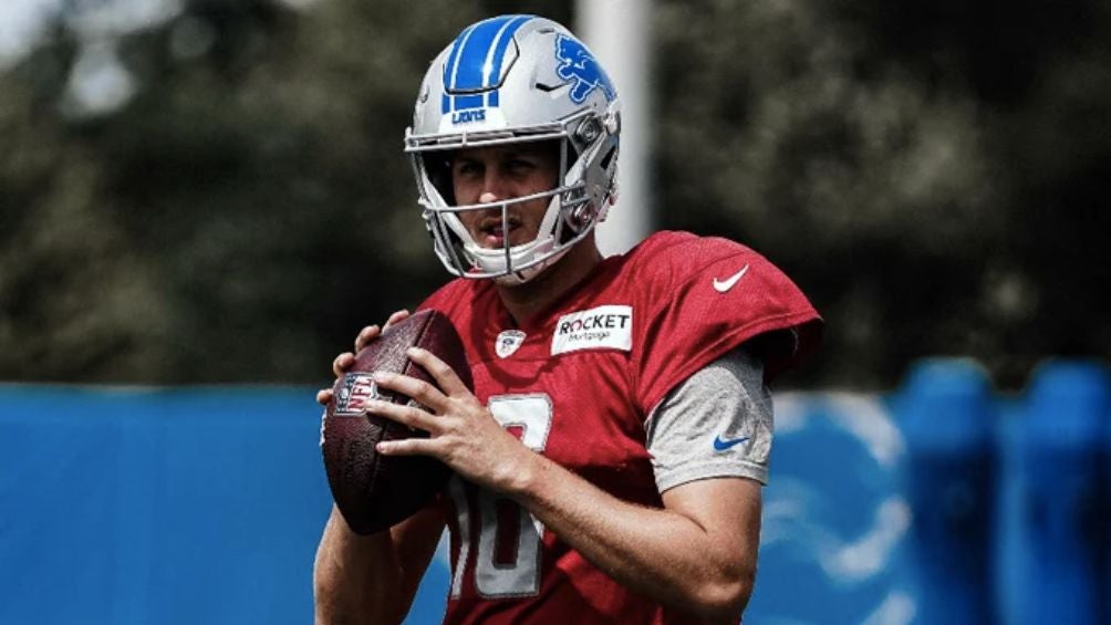 Jared Goff en los entrenamientos con Detroit