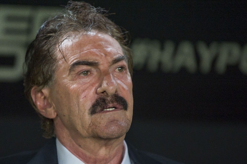 La Volpe dirigiendo un partido 