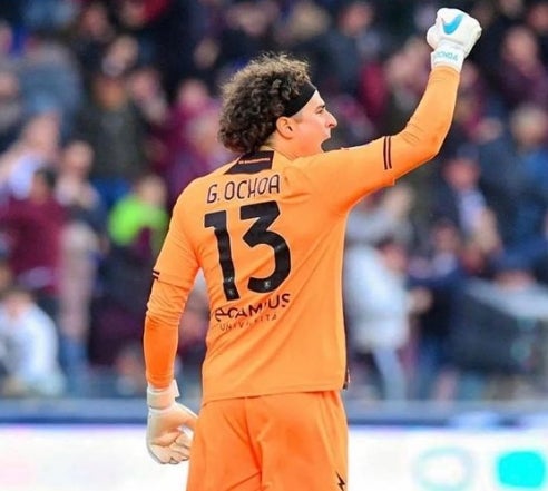 Guillermo Ochoa en un partido de la Salernitana