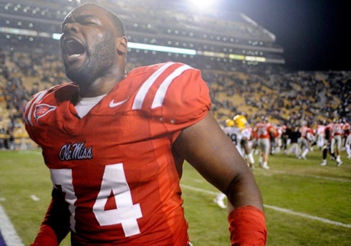 Michael Oher durante un juego colegial con Ole Miss