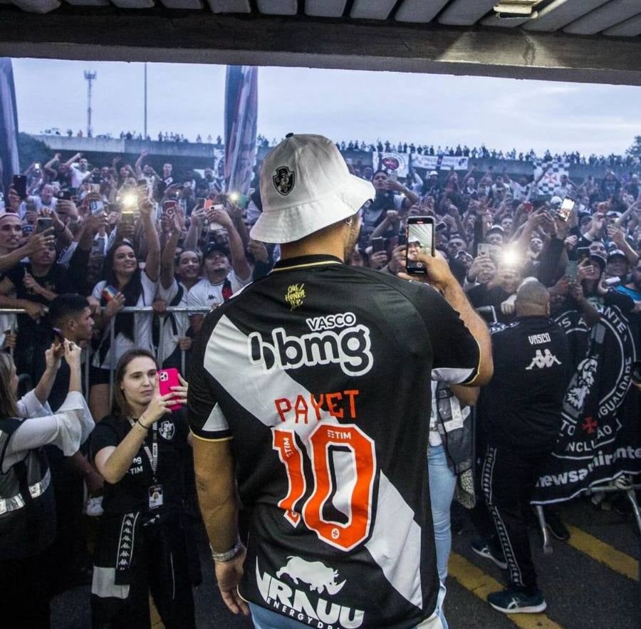 Payet con aficionados del Vasco da Gama