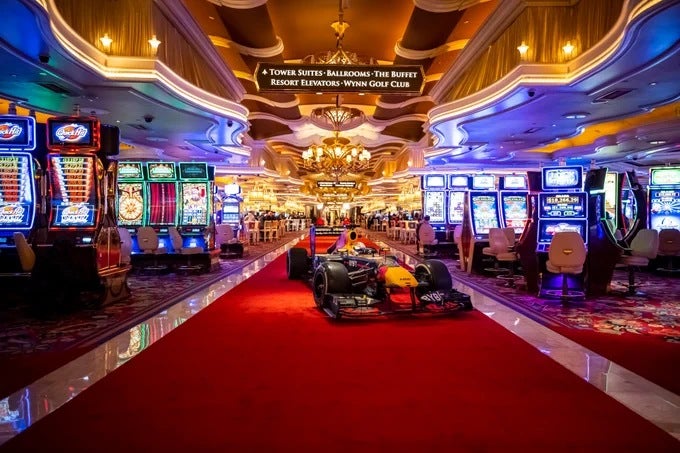RB19 de Sergio Pérez en un casino en Las Vegas