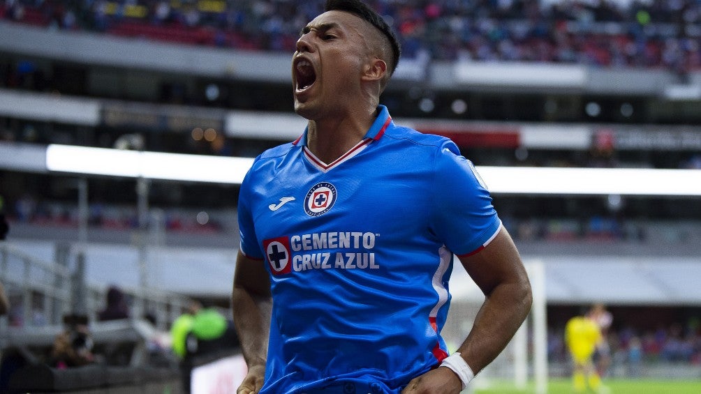 Iván Morales festeja un gol con Cruz Azul