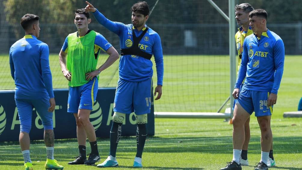 Néstor Araujo en un entrenamiento en Coapa 