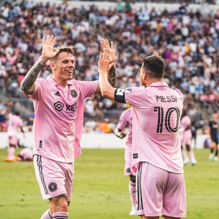 Messi celebrando con sus compañeros de equipo