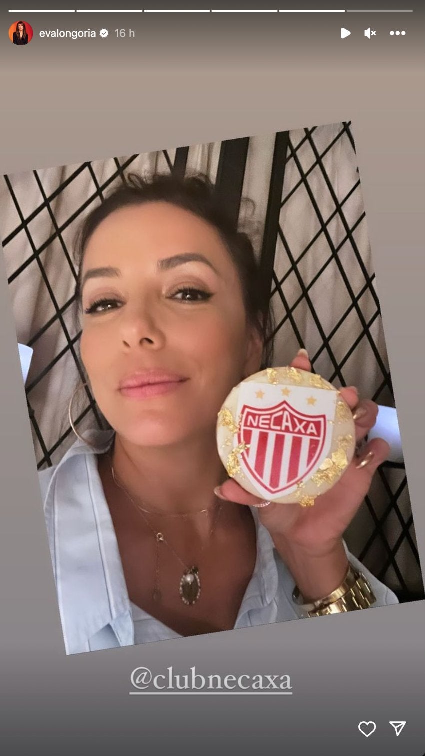 Eva Longoria celebra el Centenario del Necaxa con pastelito conmemorativo