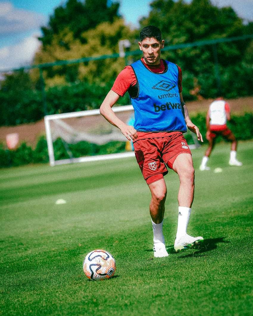 Edson Álvarez en entrenamiento con West Ham