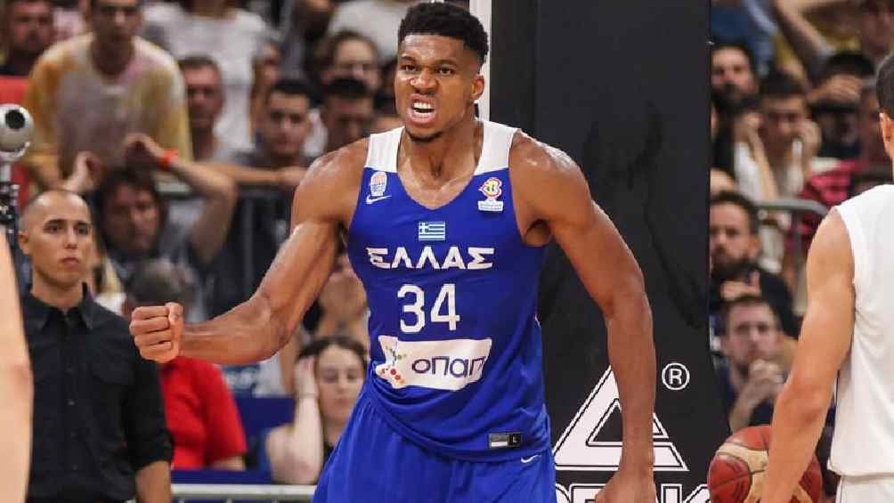 Giannis recibió su playera del Al-Hilal