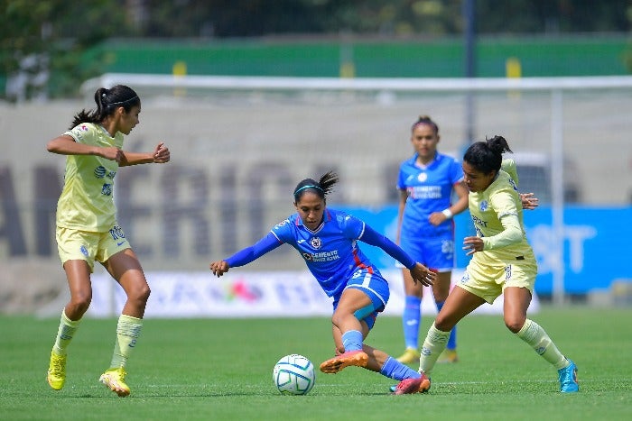 América y Cruz Azul jugando 