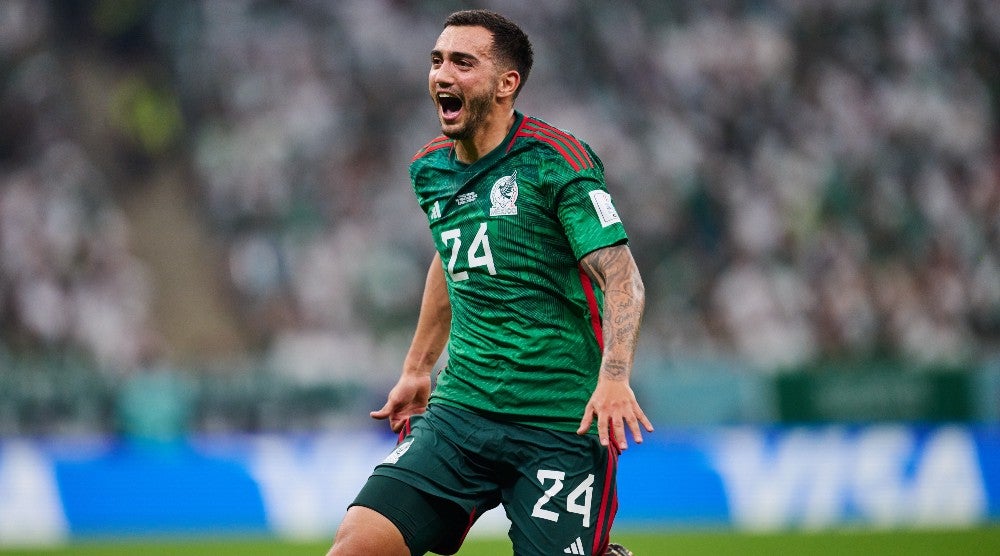 Luis Chávez festeja un gol con la Selección Mexicana