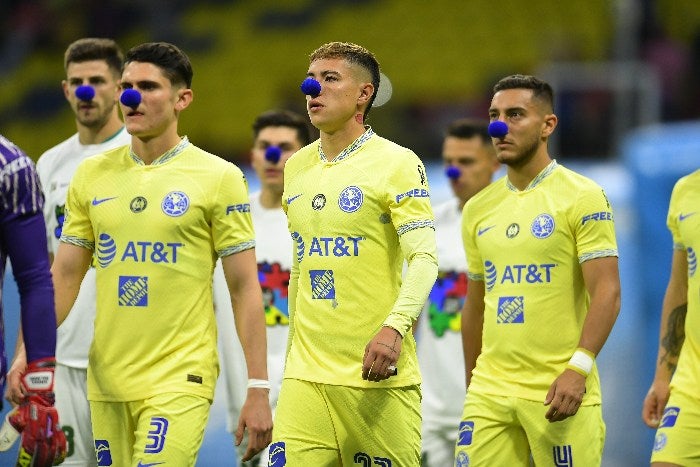 Emilio Lara con la playera del América 