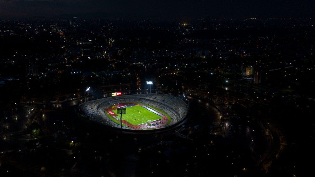 CU estrena iluminación en el Pumas vs Toluca