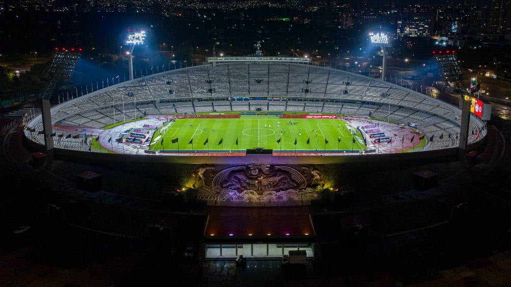 Estadio Olímpico Universitario previo a un partido de noche