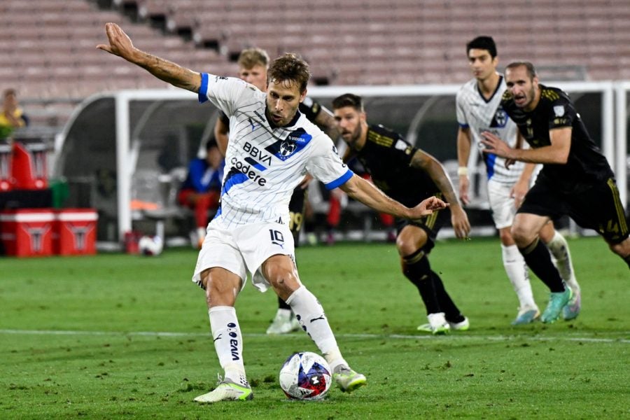 Sergio Canales en su penalti ante el LAFC