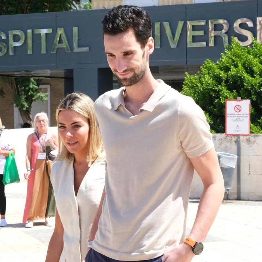 Sergio Rico con su pareja en su salida del hospital